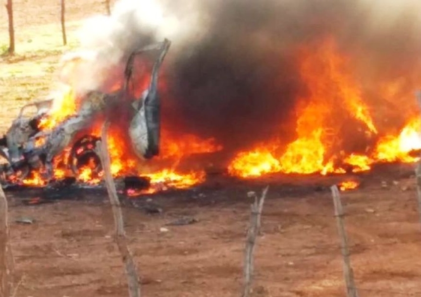 Dois homens e um idoso morrem após carro onde estavam cair em ribanceira e pegar fogo