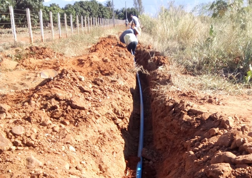 Livramento: Após parceria entre prefeitura e empresários, Povoado dos Patos recebe implantação de adutora