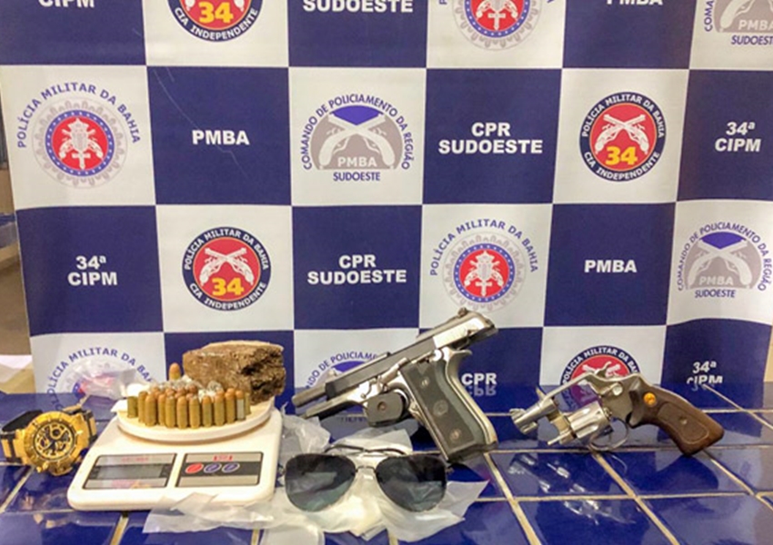Dois homens morrem em confronto com a polícia no Bairro Irmã Dulce; dois foram presos e ponto de tráfico de drogas desarticulad