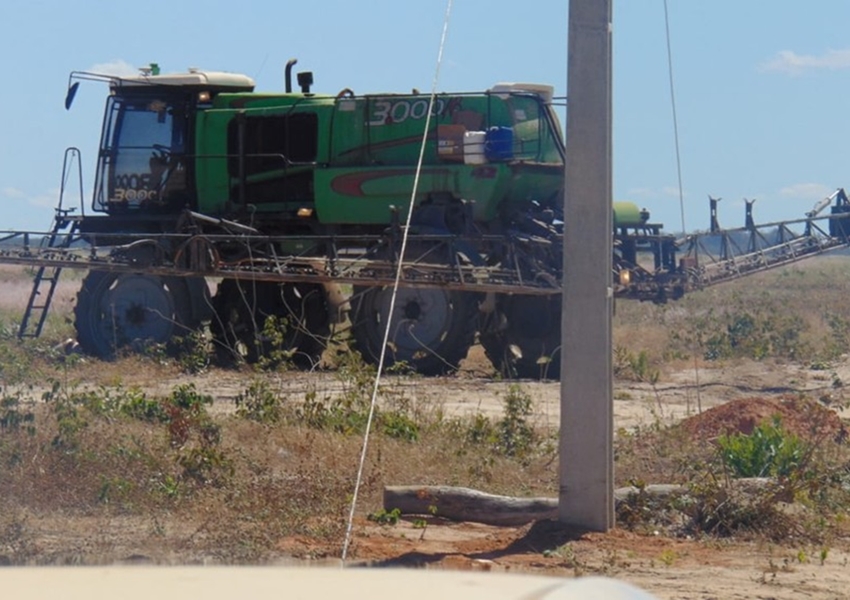 Fazendeiro morre eletrocutado após veículo pulverizador encostar em rede elétrica