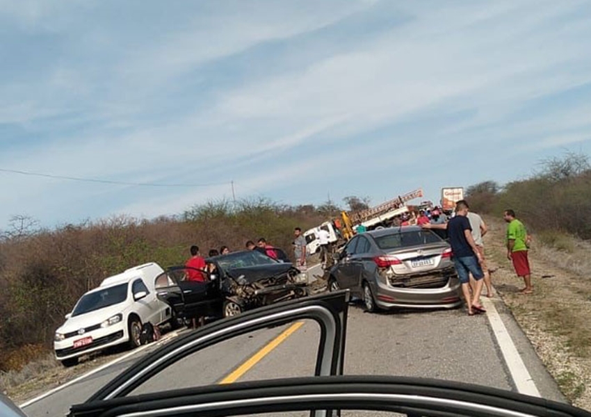 Brumado: Carreta desgovernada provoca acidente ferindo policiais e pessoas que atendiam acidente com motociclista