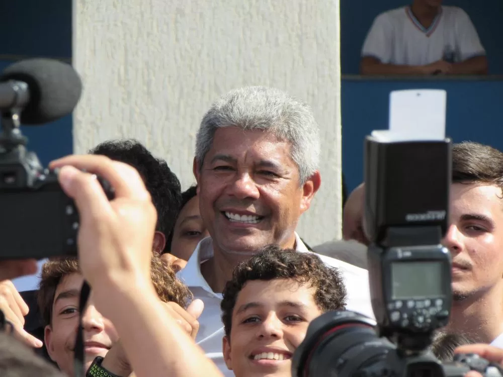 Governo Jerônimo exonera secretários e anuncia substitutos em meio a planos políticos