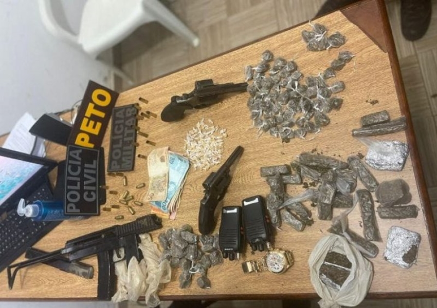Operação desarticula grupo criminoso em Barra da Choça; metralhadora, revólveres e drogas são apreendidos