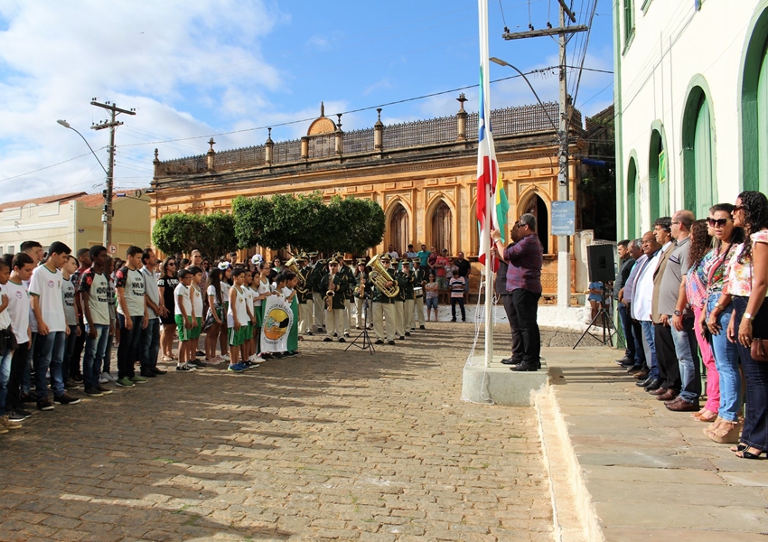 Hasteamento da Bandeira e Desfile Cívico marcam o dia 7 de Setembro em Livramento