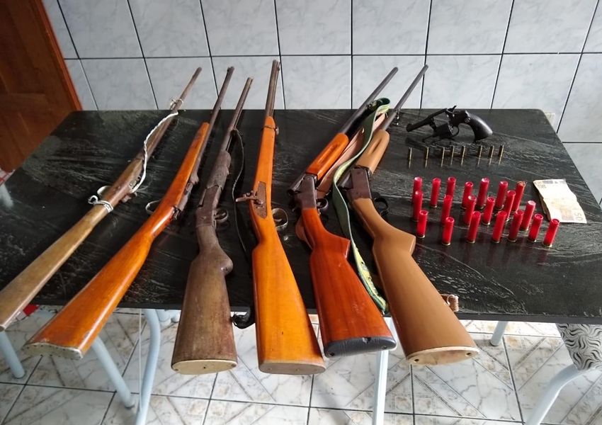 Seis espingardas e revólver apreendidos com dupla em Laje