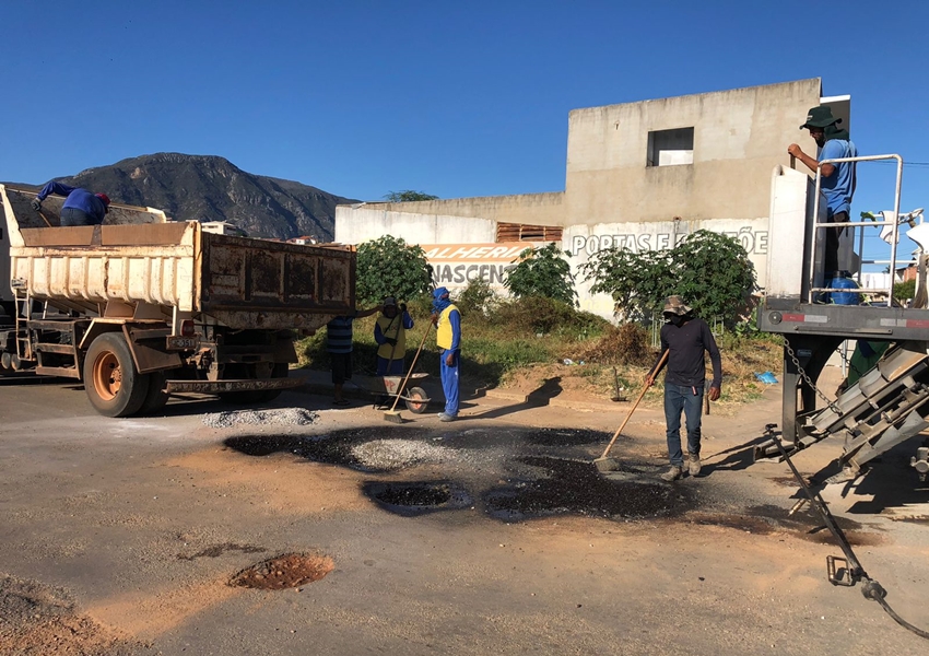 Prefeitura de Livramento realiza manutenção de vias no Centro da cidade