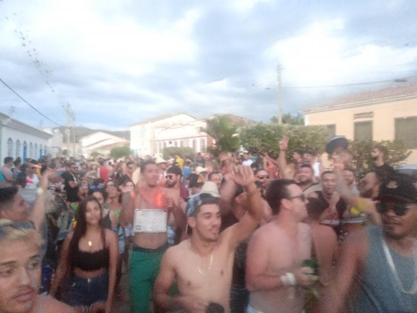 Protesto é realizado durante Carnaval em Rio de Contas