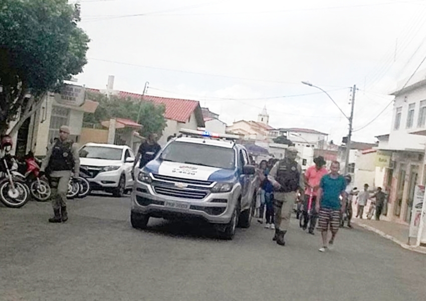 Livramento: Após veiculo de funerária apresentar falhas mecânicas PM disponibiliza viatura para condução do corpo durante cortejo
