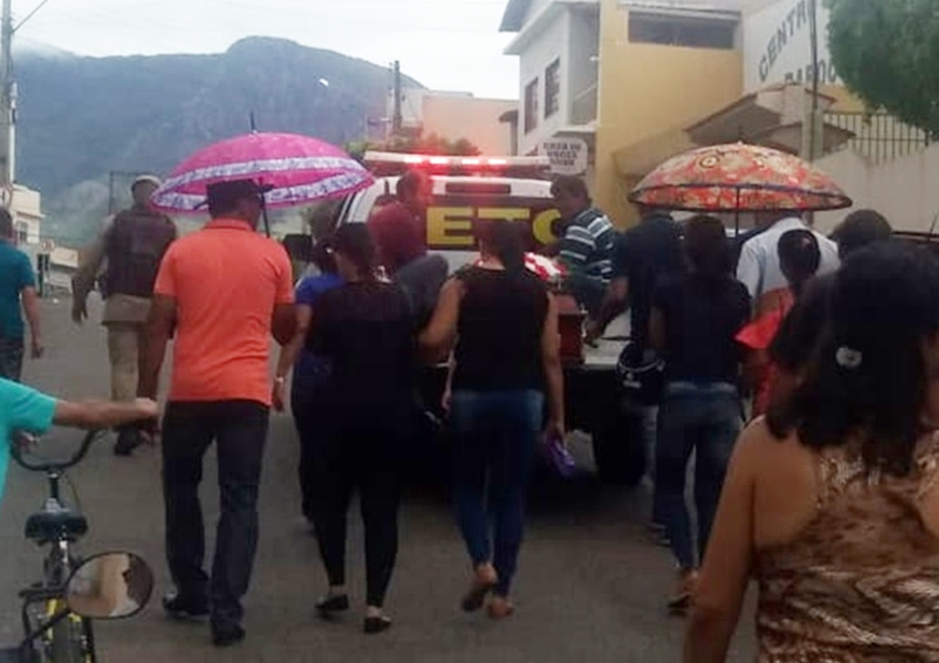 Livramento: Após veiculo de funerária apresentar falhas mecânicas PM disponibiliza viatura para condução do corpo durante cortejo