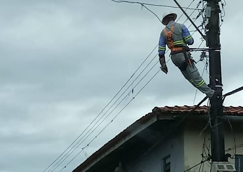 Homem se revolta após ter luz cortada, tira escada e deixa técnico pendurado em poste