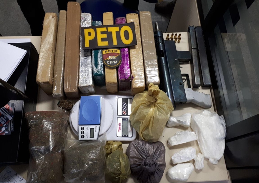 Metralhadora 9mm e 21 kg de drogas são encontrados em Feira