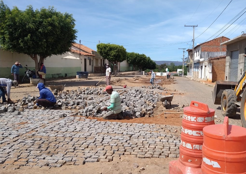 Livramento: Trecho do canteiro central da Rua Castro Alves em Itanagé é retirado