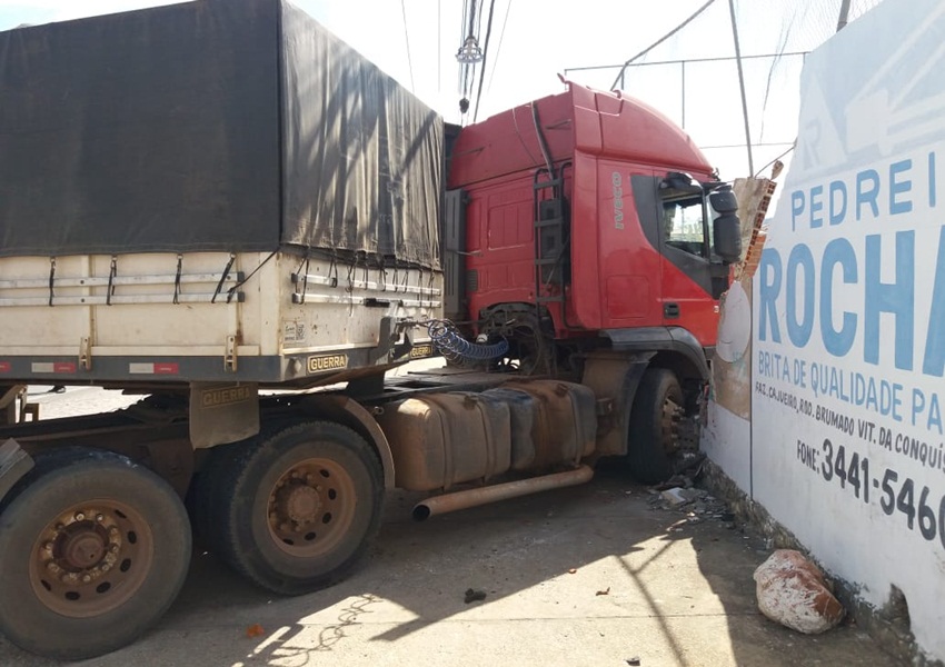 Brumado: Carreta apresenta problema nos freios e colide contra muro da AABB na Avenida Centenário