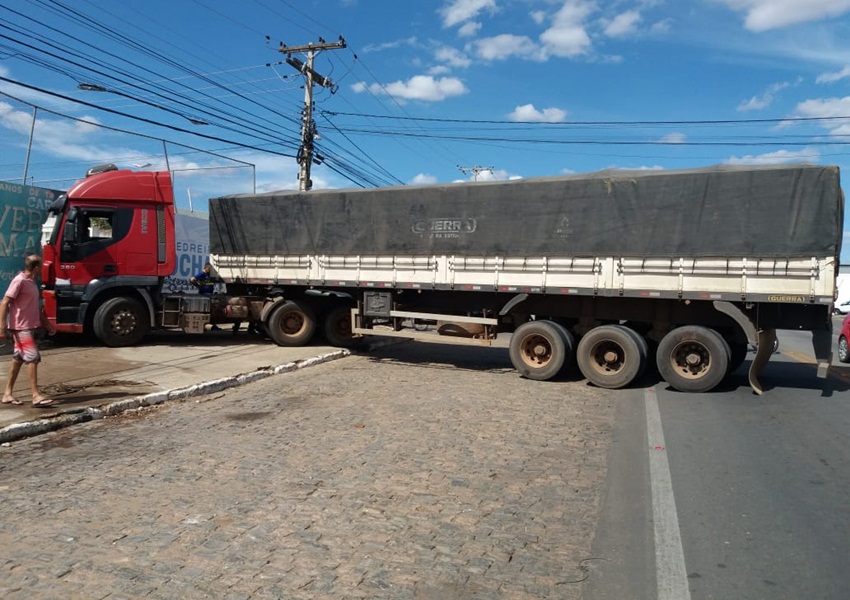 Brumado: Carreta apresenta problema nos freios e colide contra muro da AABB na Avenida Centenário