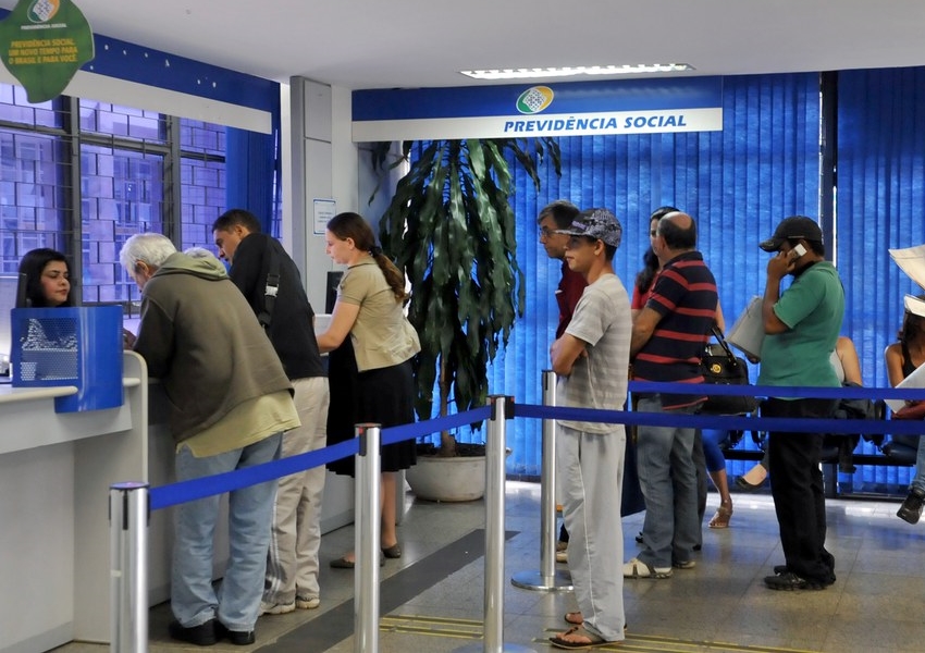 Proposta prevê idade mínima de aposentadoria de 62 para homens e 57 para mulheres em 2022