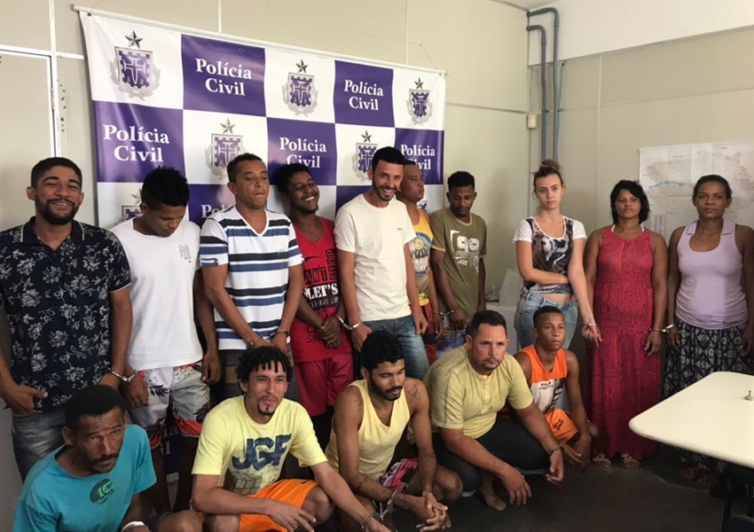 Jequié: Polícia prende 15 acusados de tráfico; suspeitos posam 'aos risos'