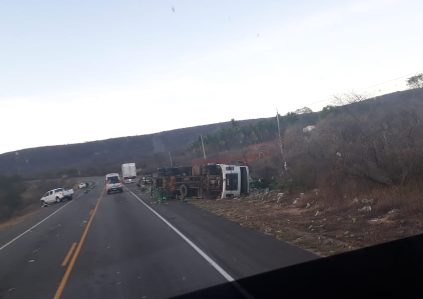 Caminhão carregado com maracujá tomba e dois outros veículos se envolvem no acidente na BA-262