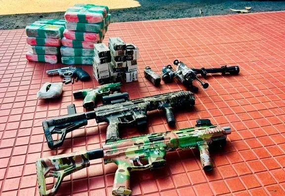 PRF apreende drogas, armas e granadas em ônibus interestadual na BR-116