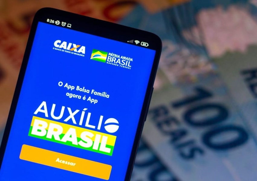 Bolsonaro promete pagar 13º do Auxílio Brasil para mulheres a partir de 2023