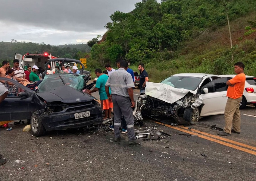 Criança de 5 anos morre e três pessoas ficam feridas em batida frontal entre dois carros em Itabela