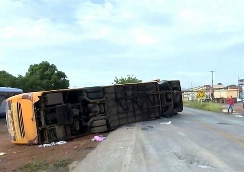 Quatro pessoas morrem e 20 ficam feridas em acidente com ônibus de turismo
