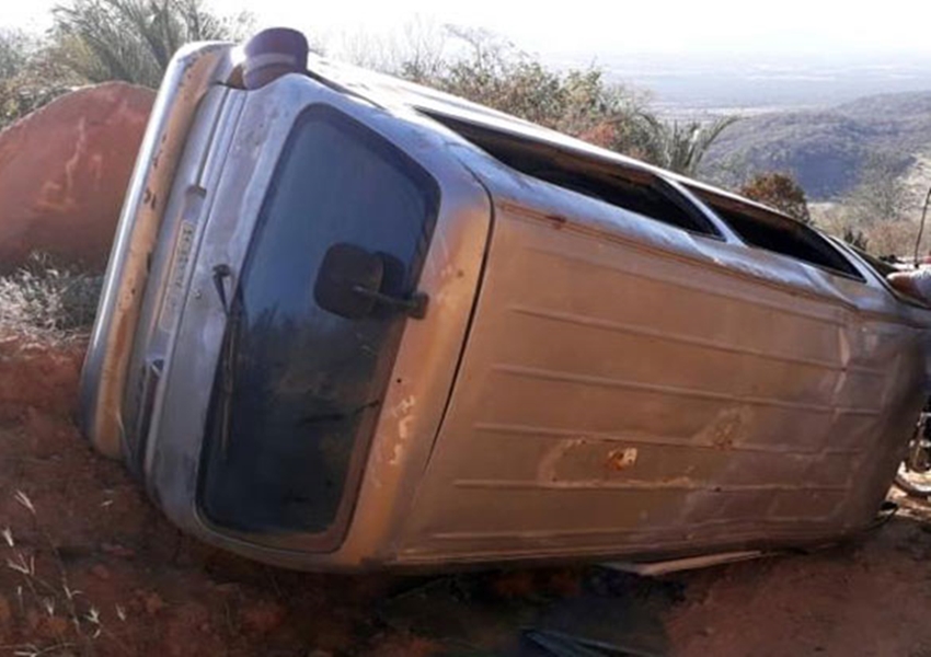Paramirim: van escolar tombou em estrada vicinal; havia 18 estudantes no veículo