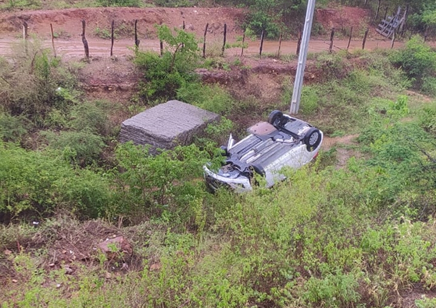 Carro com Policiais da 46ª CIPM capota a caminho de Vitória da Conquista