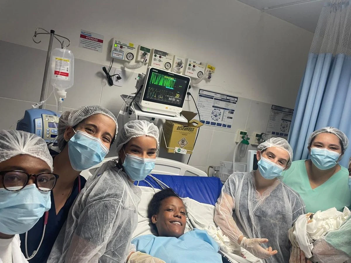 Mulher descobre gravidez e dá à luz horas depois em Salvador
