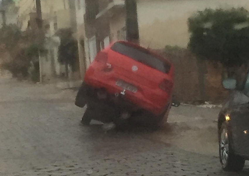 Livramento: condutor não vê buraco coberto por água da chuva e cai com veículo