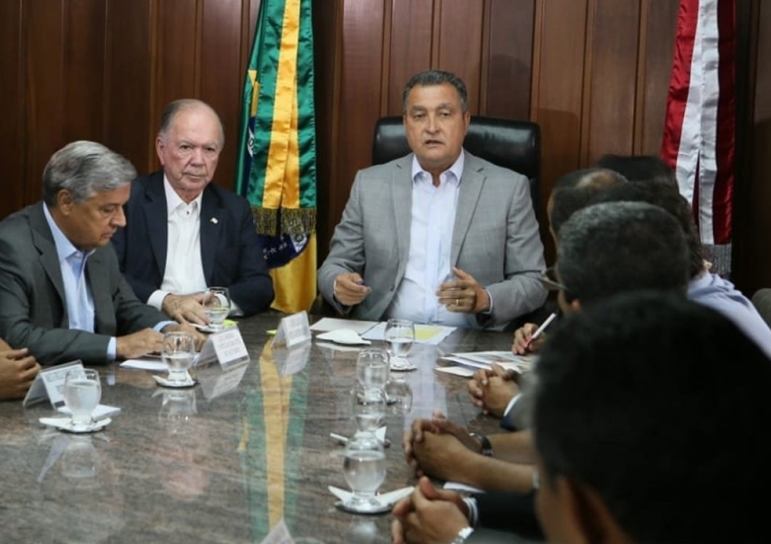 Rui cobra medidas do governo federal contra manchas de óleo na Bahia