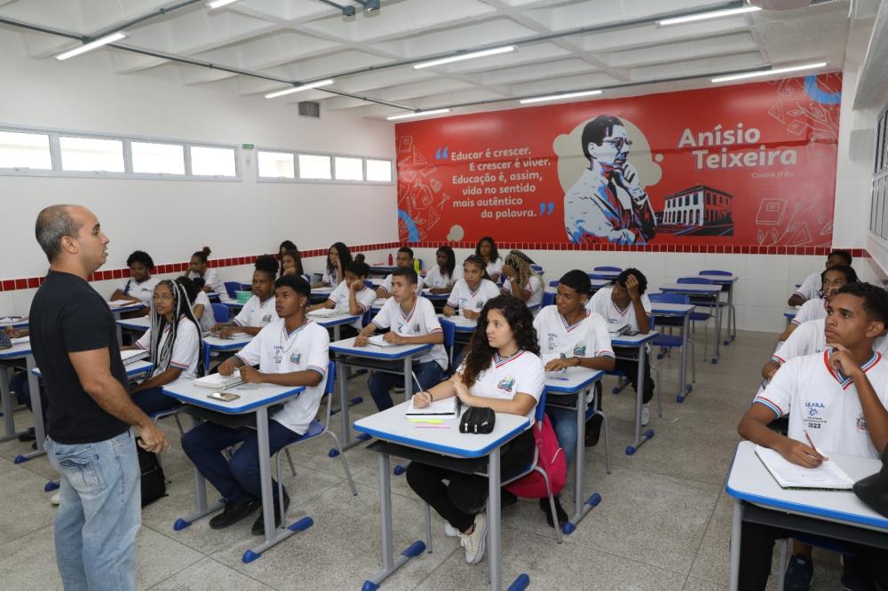 Jerônimo confirma reajuste de 14% a professores e garante ganhos salariais para trabalhadores da Educação Superior