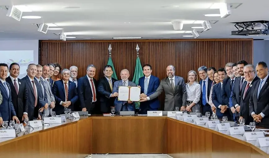 Lula assina MP que garante conta de luz gratuita para famílias de baixa renda