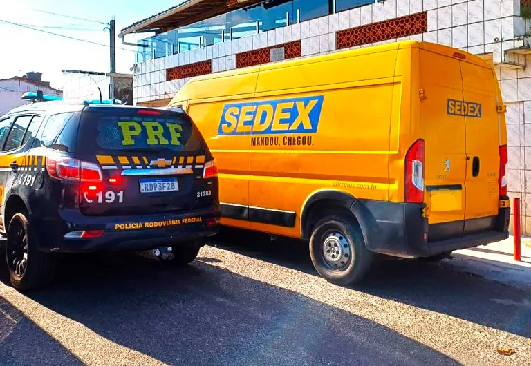 Caminhonete utilizada por empresa dos Correios é apreendida com irregularidades na BR-324