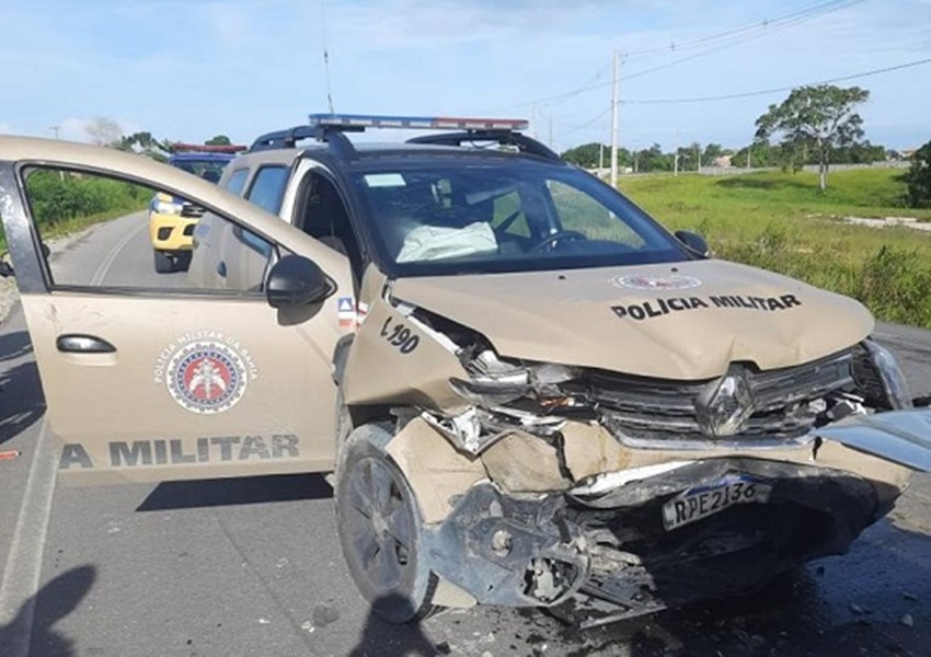 Porto Seguro: Carro conduzido por adolescente de 17 anos bate em viatura da PM