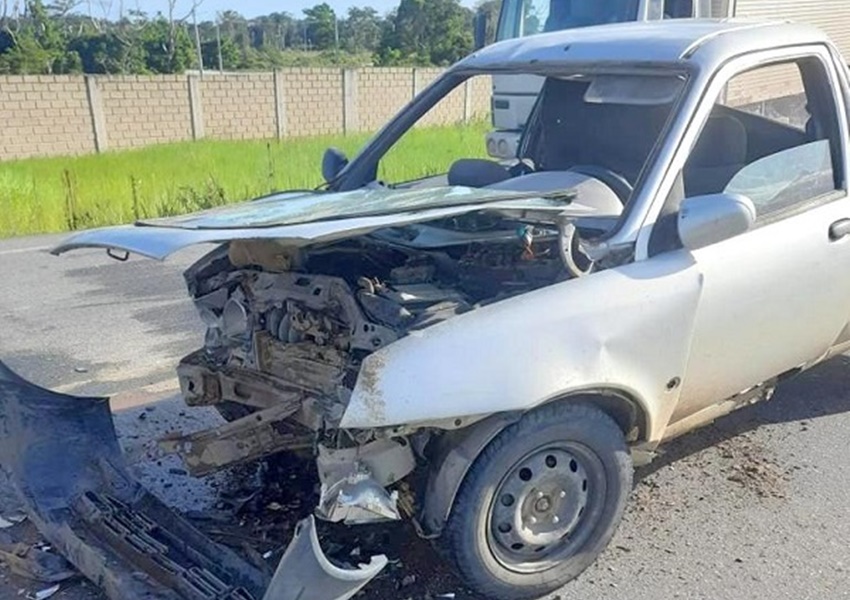 Porto Seguro: Carro conduzido por adolescente de 17 anos bate em viatura da PM