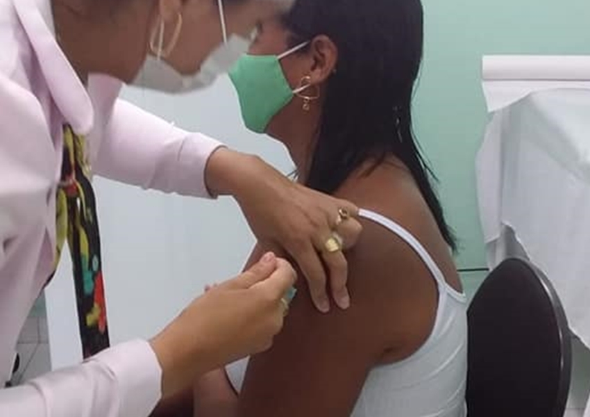 Em três meses, Bahia vacina mais de 2 milhões e tem queda nas solicitações de UTI para idosos acima de 70 anos