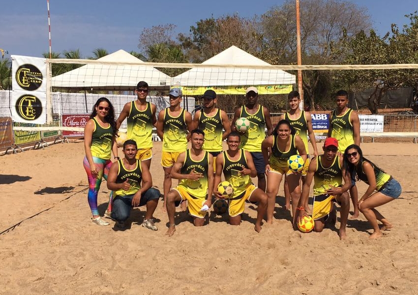 Equipes de futevôlei do Centro de Treinamento Edimundo Cairo dão show na cidade de Santana