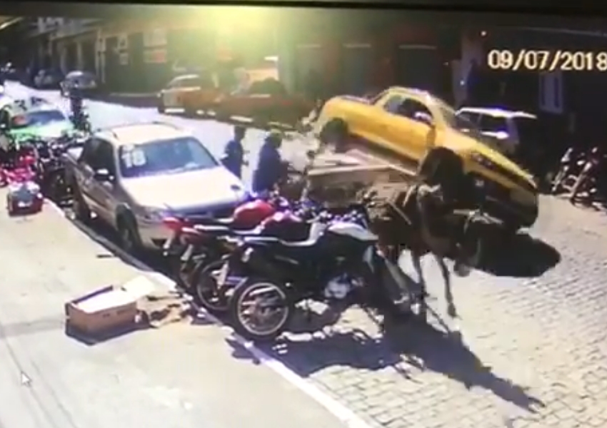Veículo colide bruscamente contra carroça no centro de Livramento; veja vídeo
