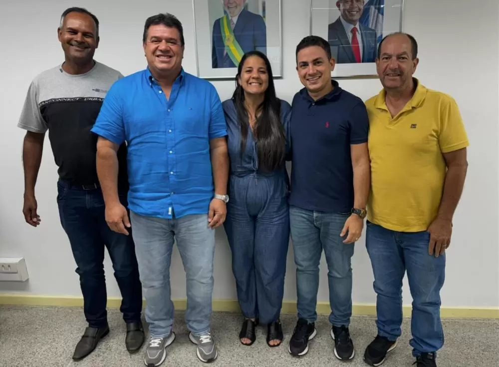 Prefeito de Ituaçu discute inauguração da Escola Municipal Anísio Honório em reunião