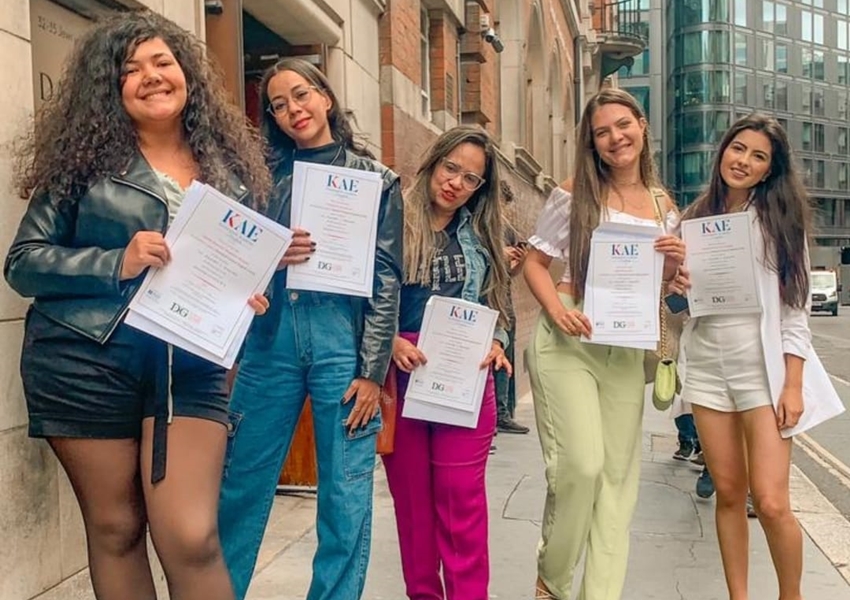 Estudantes da Essenciall Idiomas Visitam Londres, Paris, Amsterdã e Edimburgo