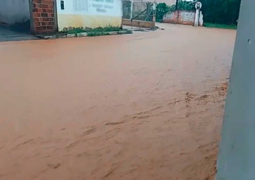 Chuva forte deixa ruas alagadas e derruba muro de casa em São Desidério