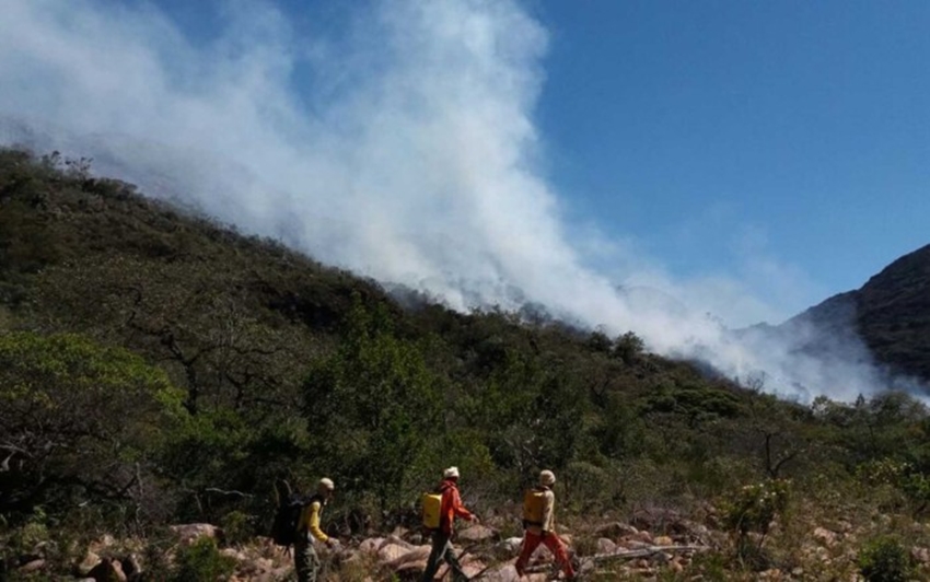  Incêndio atinge margem de cachoeira, na cidade de Rio de Contas