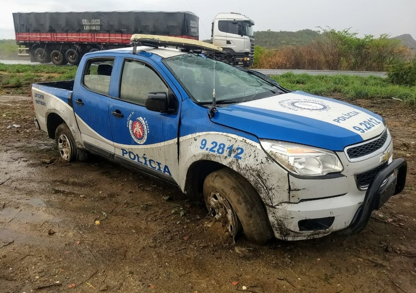 Quatro policiais militares ficam feridos após viatura em que eles estavam capotar em Ibotirama