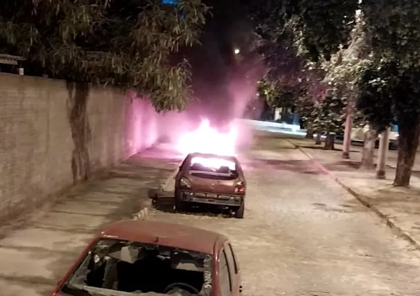 Dois carros apreendidos pela polícia são incendiados em Brumado