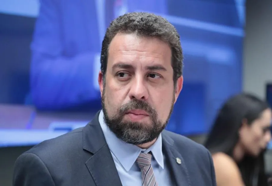 Guilherme Boulos assume ministério após nova fase de alinhamento com Lula e movimentos sociais