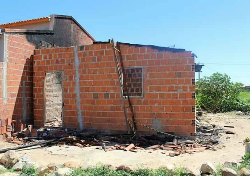 Mulher tem corpo carbonizado após companheiro colocar fogo em casa durante briga em Candiba