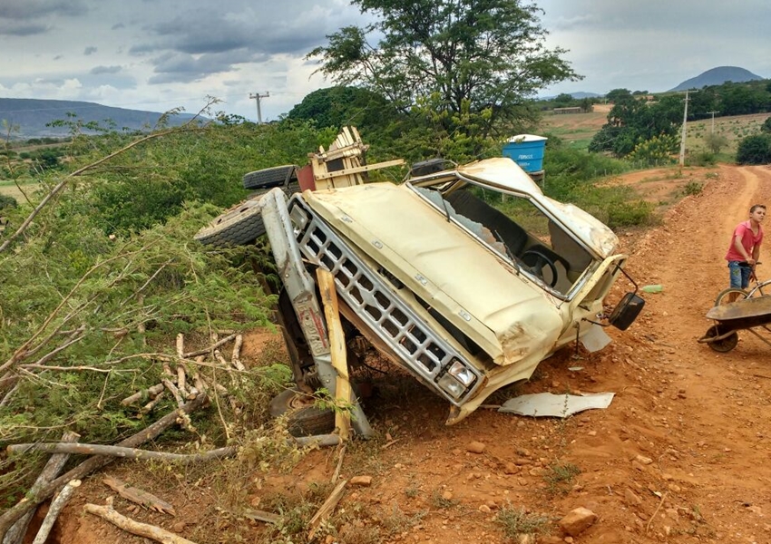Livramento: Motorista perde controle de caminhonete e tomba em curva