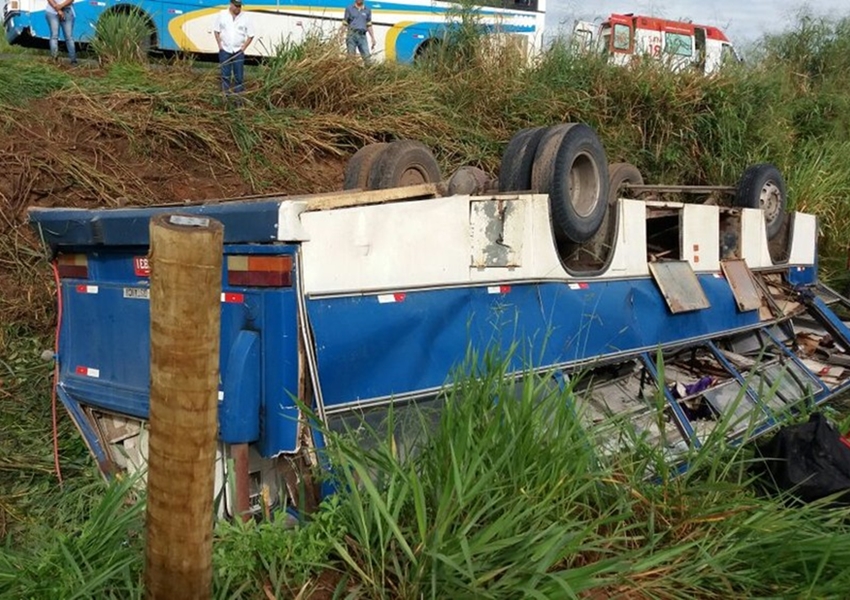 Ônibus com 46 pessoas tomba em rodovia no sul da Bahia; 12 ficam feridas