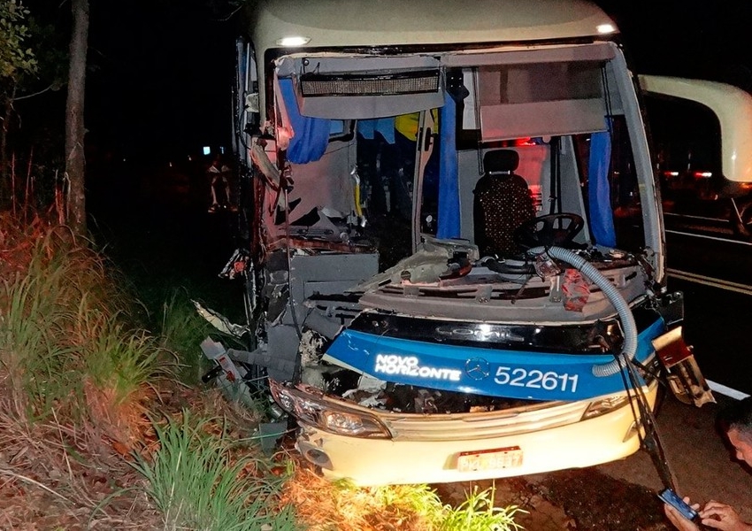 Batida entre caminhão, ônibus e carro deixa feridos na BR-242, em Barreiras