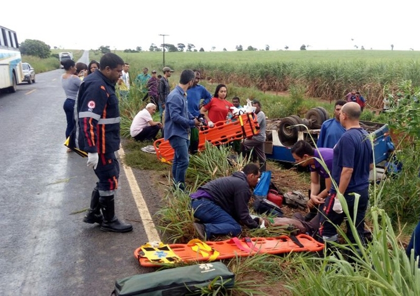 Ônibus com 46 pessoas tomba em rodovia no sul da Bahia; 12 ficam feridas